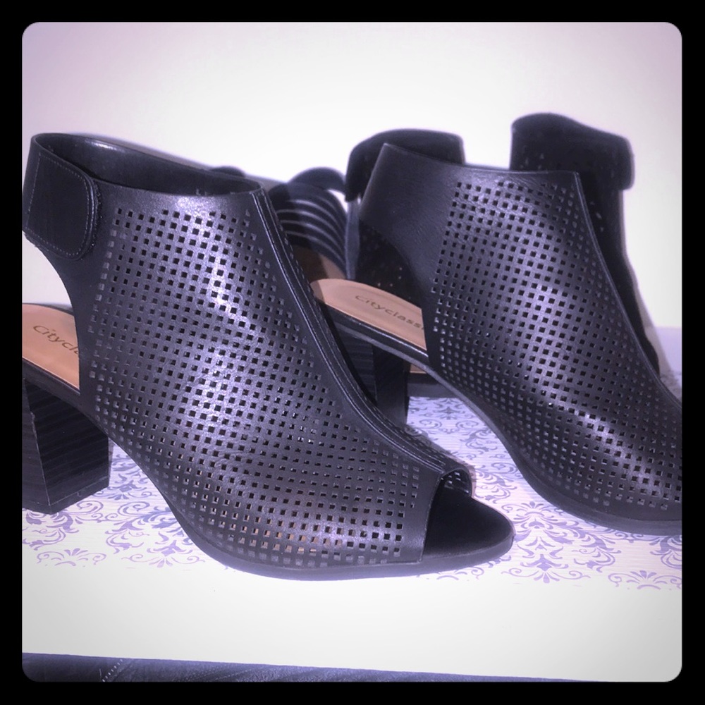 Beautiful bootie heals.